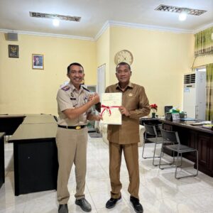 Tingkatkan Tertib Administrasi Aset Pemerintah, Kantor Pertanahan Serahkan 10 Sertipikat Hak Pakai Kepada Pemkab Rote Ndao di Ruang Kerja Sekd
