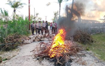 Gerakan Masyarakat Pesisir Blokade Jalan di Samping Lapangan Sepak Bola Boa, Pemda Rote Ndao, Minta Dibuka