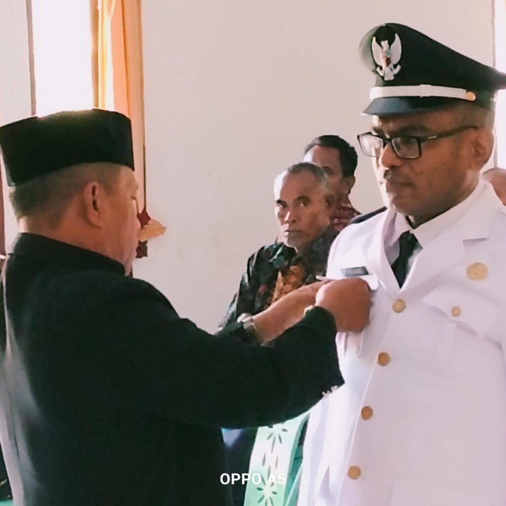 Camat Rote Barat Daya, Lantik Matheos Bessie, S.E. Sebagai Pj. Kepala Desa Lekik.