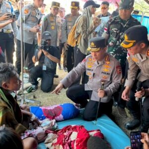 Kapolri Listyo Sigit Tinjau Langsung Dampak Gempa Flores, Pastikan Keselamatan Warga Jadi Prioritas