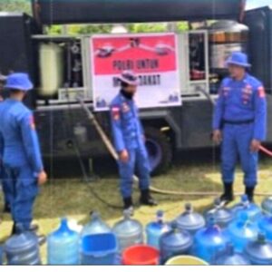 Polairud Polda NTT Salurkan 7 Ton Air Bersih bagi Warga Terdampak Gempa di Flores